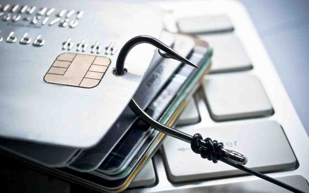 آیا استفاده از گزینه‌ی ذخیره اطلاعات کارت بانکی برای کاربران روش امنی است؟